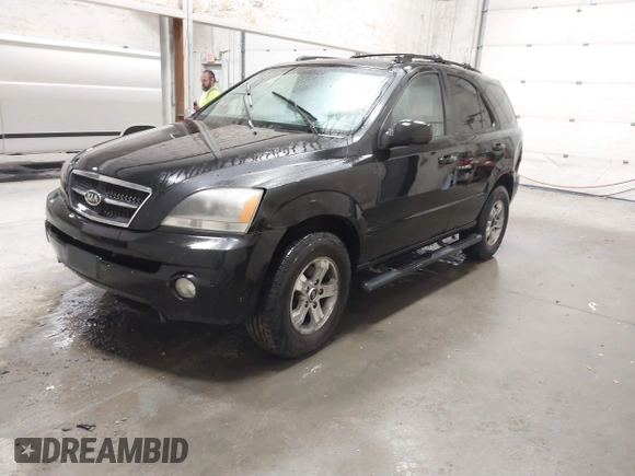 2005 Kia Sorento LX with VIN KNDJD733055384279, listed as a IAAI auction lot 40684096 with 161,624 mi miles. Bid and sale history available at carsss.com. Image 2.