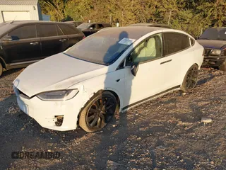 2017 Tesla Model X 90D z VIN 5YJXCBE20HF050017, wystawiony jako IAAI lot #41145641 z przebiegiem Nie podano mil oraz . Historia ofert i sprzedaży dostępna na DreamBid. Obrazek 2.
