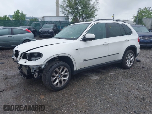 2013 BMW X5 xDrive35i z VIN 5UXZV4C53D0E14968, wystawiony jako IAAI lot #42253469 z przebiegiem 53 562 mil mil oraz . Historia ofert i sprzedaży dostępna na DreamBid. Obrazek 2.