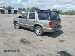 2001 Chevrolet Blazer LT z VIN 1GNDT13WX12114776, wystawiony jako IAAI lot #42311346 z przebiegiem 169 630 mil mil oraz . Historia ofert i sprzedaży dostępna na DreamBid. Obrazek 3.