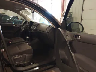 2014 Volkswagen Tiguan SE z VIN WVGAV3AX9EW614094, wystawiony jako IAAI lot #42350601 z przebiegiem 128 996 mil mil oraz . Historia ofert i sprzedaży dostępna na DreamBid. Obrazek 5.