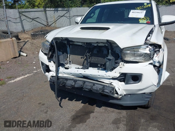2017 Toyota Tacoma SR5 z VIN 3TMCZ5AN7HM065835, wystawiony jako IAAI lot #40250247 z przebiegiem 221 022 mil mil oraz . Historia ofert i sprzedaży dostępna na DreamBid. Obrazek 6.