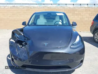 2024 Tesla Model Y Long Range z VIN 7SAYGAEE8RF198286, wystawiony jako IAAI lot #41950454 z przebiegiem 7 611 mil mil oraz . Historia ofert i sprzedaży dostępna na DreamBid. Obrazek 12.