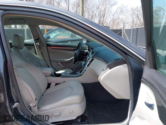 2009 Cadillac CTS RWD z VIN 1G6DF577790133127, wystawiony jako IAAI lot #41810358 z przebiegiem 220 278 mil mil oraz . Historia ofert i sprzedaży dostępna na DreamBid. Obrazek 5.