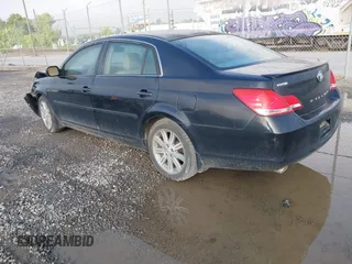 2007 Toyota Avalon XL z VIN 4T1BK36B87U178296, wystawiony jako IAAI lot #42187704 z przebiegiem 241 758 mil mil oraz . Historia ofert i sprzedaży dostępna na DreamBid. Obrazek 3.