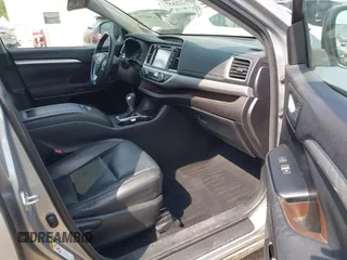 2014 Toyota Highlander XLE z VIN 5TDKKRFH1ES036742, wystawiony jako IAAI lot #42167218 z przebiegiem 165 837 mil mil oraz . Historia ofert i sprzedaży dostępna na DreamBid. Obrazek 5.