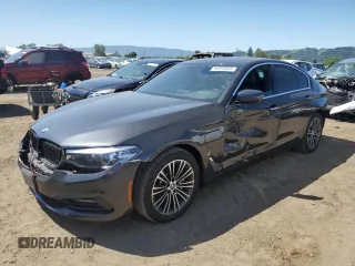 2018 BMW 5 Series 530e z VIN WBAJA9C52JB249402, wystawiony jako Copart lot #55093055 z przebiegiem 117 033 mil mil oraz Szkoda całkowita • Salvage title. Historia ofert i sprzedaży dostępna na DreamBid. Obrazek 1.
