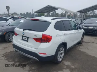 2015 BMW X1 sDrive28i z VIN WBAVM1C50FVZ93810, wystawiony jako IAAI lot #42475276 z przebiegiem 139 118 mil mil oraz . Historia ofert i sprzedaży dostępna na DreamBid. Obrazek 4.