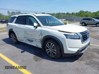 2024 Nissan Pathfinder Platinum z VIN 5N1DR3DG4RC219941, wystawiony jako IAAI lot #42054279 z przebiegiem 20 422 mil mil oraz . Historia ofert i sprzedaży dostępna na DreamBid. Obrazek 1.