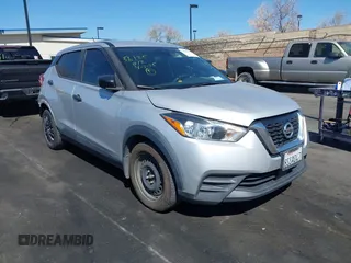 2020 Nissan Kicks S z VIN 3N1CP5BV5LL518629, wystawiony jako IAAI lot #42003304 z przebiegiem 64 780 mil mil oraz . Historia ofert i sprzedaży dostępna na DreamBid. Obrazek 1.