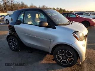 2019 Smart fortwo Pure z VIN WMEFJ9BA0KK368446, wystawiony jako Copart lot #85898494 z przebiegiem Nie podano mil oraz Tytuł czysty. Historia ofert i sprzedaży dostępna na DreamBid. Obrazek 4.
