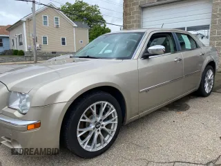2008 Chrysler 300 C Hemi z VIN 2C3KA63H18H159843, wystawiony jako Copart lot #61594125 z przebiegiem 69 982 mil mil oraz Czysty tytuł • Clean title. Historia ofert i sprzedaży dostępna na DreamBid. Obrazek 2.