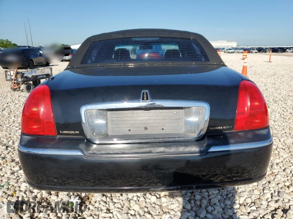 2006 Lincoln Town Car Signature z VIN 1LNHM81V96Y633439, wystawiony jako Copart lot #56548985 z przebiegiem 146 823 mil mil oraz Szkody całkowita. Historia ofert i sprzedaży dostępna na DreamBid. Obrazek 6.