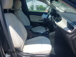 2024 Buick Encore GX Preferred z VIN KL4AMBSL3RB123105, wystawiony jako IAAI lot #42456840 z przebiegiem 28 090 mil mil oraz . Historia ofert i sprzedaży dostępna na DreamBid. Obrazek 5.