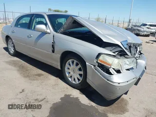 2009 Lincoln Town Car Signature Limited z VIN 2LNHM82V89X607725, wystawiony jako IAAI lot #42266723 z przebiegiem 69 812 mil mil oraz . Historia ofert i sprzedaży dostępna na DreamBid. Obrazek 1.