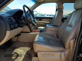 2008 Chevrolet Suburban LTZ z VIN 1GNFK16308R212830, wystawiony jako Copart lot #56477205 z przebiegiem 218 676 mil mil oraz Czysty tytuł • Clean title. Historia ofert i sprzedaży dostępna na DreamBid. Obrazek 7.