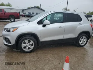 2020 Chevrolet Trax LS z VIN KL7CJNSB6LB034276, wystawiony jako Copart lot #55356115 z przebiegiem 82 912 mil mil oraz Szkoda całkowita • Salvage title. Historia ofert i sprzedaży dostępna na DreamBid. Obrazek 1.