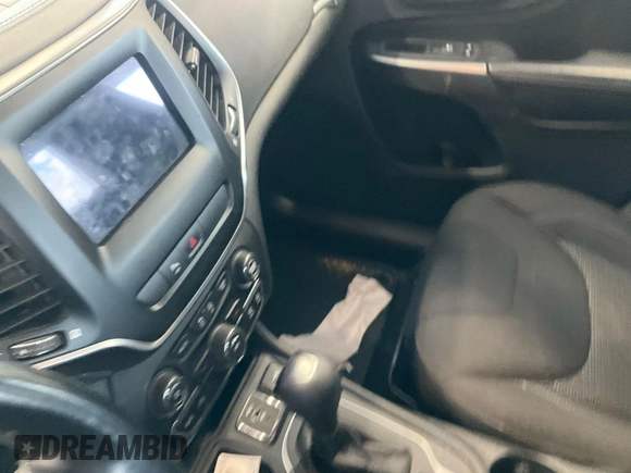 2020 Jeep Cherokee Latitude z VIN 1C4PJLCB4LD628070, wystawiony jako IAAI lot #42859811 z przebiegiem 119 307 mil mil oraz . Historia ofert i sprzedaży dostępna na DreamBid. Obrazek 8.