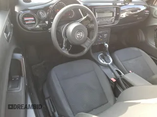 2014 Volkswagen Beetle Entry z VIN 3VWF17AT4EM634714, wystawiony jako Copart lot #83250604 z przebiegiem 133 862 mil mil oraz Szkoda całkowita • Salvage title. Historia ofert i sprzedaży dostępna na DreamBid. Obrazek 8.