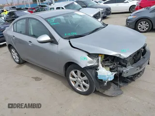 2011 Mazda 3 i Touring z VIN JM1BL1VG2B1498968, wystawiony jako IAAI lot #41656072 z przebiegiem 87 588 mil mil oraz . Historia ofert i sprzedaży dostępna na DreamBid. Obrazek 1.