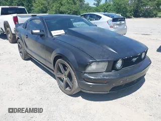 2005 Ford Mustang GT Deluxe z VIN 1ZVFT82H255119937, wystawiony jako IAAI lot #42342433 z przebiegiem 149 435 mil mil oraz . Historia ofert i sprzedaży dostępna na DreamBid. Obrazek 1.
