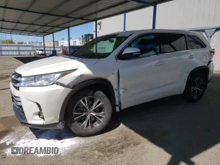 2017 Toyota Highlander LE z VIN 5TDZZRFH4HS198251, wystawiony jako Copart lot #51702575 z przebiegiem 66 371 mil mil oraz Szkoda całkowita • Salvage title. Historia ofert i sprzedaży dostępna na DreamBid. Obrazek 1.