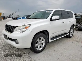 2013 Lexus GX 460 z VIN JTJBM7FX9D5051187, wystawiony jako Copart lot #57277365 z przebiegiem 93 908 mil mil oraz Szkoda całkowita • Salvage title. Historia ofert i sprzedaży dostępna na DreamBid. Obrazek 1.