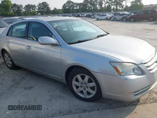 2005 Toyota Avalon XL z VIN 4T1BK36B45U052711, wystawiony jako IAAI lot #42363850 z przebiegiem 175 331 mil mil oraz . Historia ofert i sprzedaży dostępna na DreamBid. Obrazek 1.