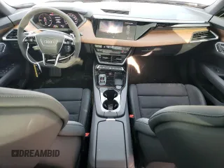 2023 Audi e-tron GT Premium Plus z VIN WAUFJBFW6P7001571, wystawiony jako Copart lot #43203774 z przebiegiem 12 773 mil mil oraz . Historia ofert i sprzedaży dostępna na DreamBid. Obrazek 8.