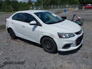 2018 Chevrolet Sonic LS z VIN 1G1JB5SH4J4114035, wystawiony jako IAAI lot #42377414 z przebiegiem 158 452 mil mil oraz . Historia ofert i sprzedaży dostępna na DreamBid. Obrazek 1.