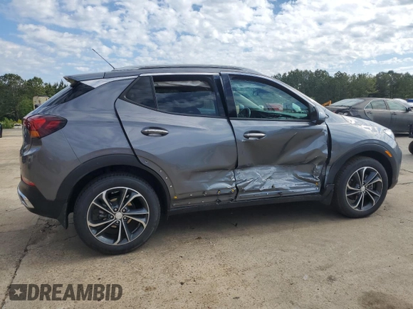 2022 Buick Encore GX Essence с VIN KL4MMFSL6NB007959, выставлен на аукционе Copart как лот 55528205 с пробегом 63 916 миль миль и Чистый • Clean title. История ставок и продаж доступна на DreamBid. Изображение 3.