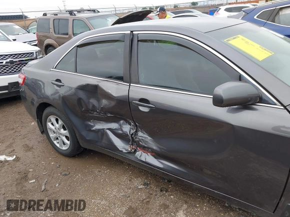 2011 Toyota Camry LE z VIN 4T4BF3EK1BR216262, wystawiony jako IAAI lot #42206210 z przebiegiem 79 660 mil mil oraz . Historia ofert i sprzedaży dostępna na DreamBid. Obrazek 6.