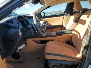2024 Lexus RZ 300e Premium z VIN JTJABABB4RA005239, wystawiony jako Copart lot #79508374 z przebiegiem 4177 mil mil oraz Szkody całkowita. Historia ofert i sprzedaży dostępna na DreamBid. Obrazek 7.
