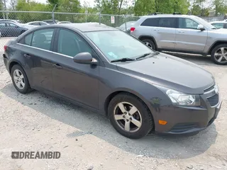 2014 Chevrolet Cruze 1LT z VIN 1G1PC5SBXE7316062, wystawiony jako IAAI lot #42408280 z przebiegiem 139 161 mil mil oraz . Historia ofert i sprzedaży dostępna na DreamBid. Obrazek 1.