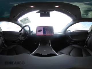 2018 Tesla Model 3 Long Range Battery z VIN 5YJ3E1EA2JF011588, wystawiony jako IAAI lot #42304226 z przebiegiem 56 819 mil mil oraz . Historia ofert i sprzedaży dostępna na DreamBid. Obrazek 20.