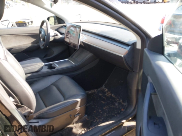 2021 Tesla Model Y Long Range with VIN 5YJYGDEE9MF301903, listed as a IAAI auction lot 42004007 with 26,740 mi miles. Bid and sale history available at carsss.com. Image 5.