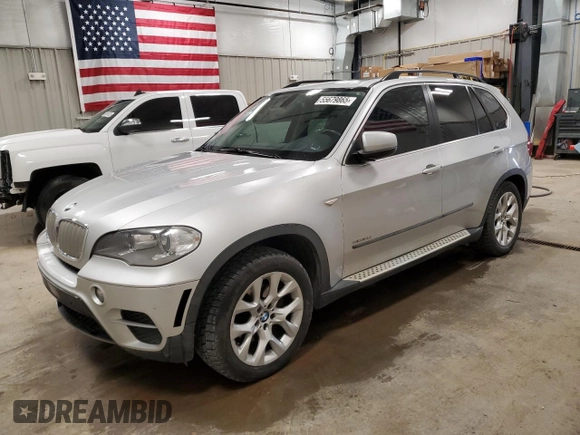 2013 BMW X5 xDrive35i z VIN 5UXZV4C5XD0B23352, wystawiony jako Copart lot #57481655 z przebiegiem 126 891 mil mil oraz Szkody całkowita. Historia ofert i sprzedaży dostępna na DreamBid. Obrazek 1.