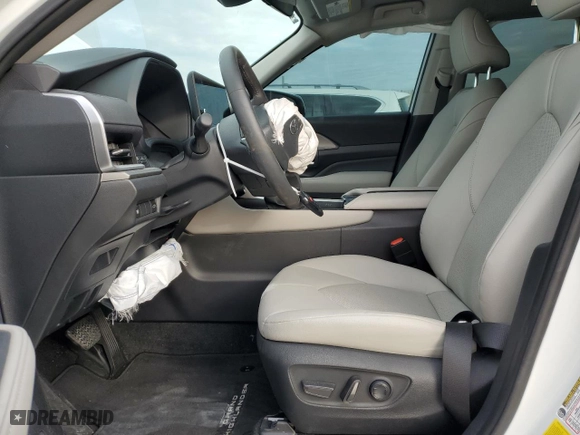 2024 Toyota Grand Highlander XLE with VIN 5TDAAAA57RS014294, listed as a Copart auction lot 88875235 with 10,706 mi miles and Non Repairable. Bid and sale history available at carsss.com. Image 7.