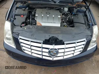 2009 Cadillac DTS 1SA z VIN 1G6KD57Y19U137656, wystawiony jako IAAI lot #41531439 z przebiegiem 103 151 mil mil oraz . Historia ofert i sprzedaży dostępna na DreamBid. Obrazek 10.