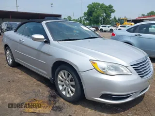 2011 Chrysler 200 Touring z VIN 1C3BC2EG0BN545627, wystawiony jako IAAI lot #42468633 z przebiegiem 140 873 mil mil oraz . Historia ofert i sprzedaży dostępna na DreamBid. Obrazek 1.