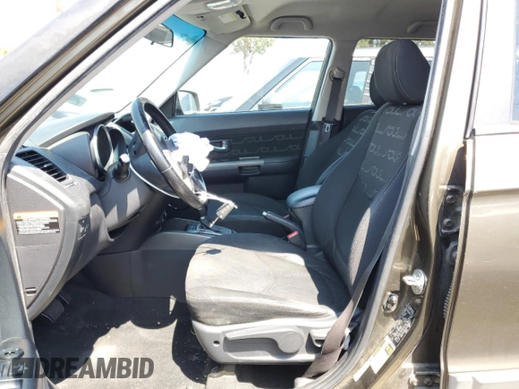 2013 Kia Soul + z VIN KNDJT2A62D7532020, wystawiony jako Copart lot #55184065 z przebiegiem 177 074 mil mil oraz Szkoda całkowita • Salvage title. Historia ofert i sprzedaży dostępna na DreamBid. Obrazek 7.