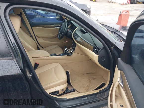 2014 BMW X1 sDrive28i z VIN WBAVM1C52EVW47658, wystawiony jako IAAI lot #42474553 z przebiegiem 137 861 mil mil oraz . Historia ofert i sprzedaży dostępna na DreamBid. Obrazek 5.