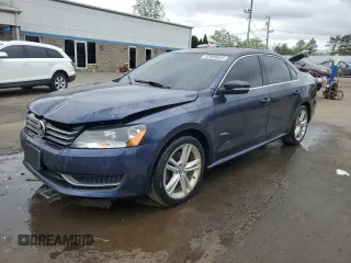 2014 Volkswagen Passat SE z VIN 1VWBT7A38EC043473, wystawiony jako Copart lot #57690635 z przebiegiem 137 673 mil mil oraz Szkody całkowita. Historia ofert i sprzedaży dostępna na DreamBid. Obrazek 1.