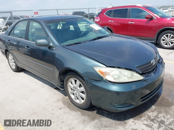 2002 Toyota Camry LE z VIN 4T1BE30KX2U591037, wystawiony jako IAAI lot #42077641 z przebiegiem 86 569 mil mil oraz . Historia ofert i sprzedaży dostępna na DreamBid. Obrazek 1.