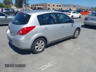 2009 Nissan Versa S z VIN 3N1BC13E09L372132, wystawiony jako IAAI lot #42314068 z przebiegiem 135 829 mil mil oraz . Historia ofert i sprzedaży dostępna na DreamBid. Obrazek 4.