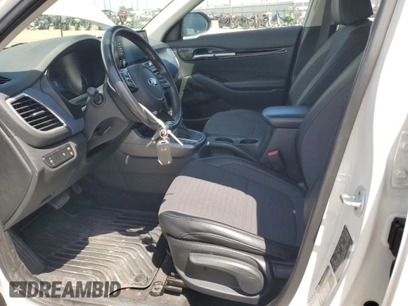 2021 Kia Seltos S z VIN KNDEU2AA5M7075898, wystawiony jako Copart lot #57243215 z przebiegiem 48 361 mil mil oraz Szkoda całkowita • Salvage title. Historia ofert i sprzedaży dostępna na DreamBid. Obrazek 7.