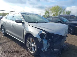 2014 Volkswagen Passat SE z VIN 1VWBT7A33EC051576, wystawiony jako IAAI lot #42155893 z przebiegiem 139 630 mil mil oraz . Historia ofert i sprzedaży dostępna na DreamBid. Obrazek 1.