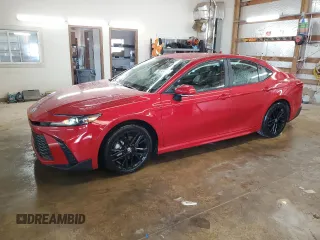 2025 Toyota Camry LE z VIN 4T1DAACK3SU157692, wystawiony jako Copart lot #61832215 z przebiegiem 4 682 mil mil oraz Czysty tytuł • Clean title. Historia ofert i sprzedaży dostępna na DreamBid. Obrazek 1.