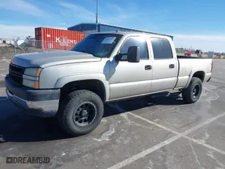 2006 Chevrolet Silverado 2500HD Work Truck with VIN 1GCHK23276F123628, listed as a IAAI auction lot 41617802 with 298,822 mi miles. Bid and sale history available at carsss.com. Image 2.