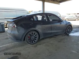 2024 Tesla Model Y Performance z VIN 7SAYGDEFXRF037934, wystawiony jako Copart lot #52126255 z przebiegiem 27 366 mil mil oraz Szkoda całkowita • Salvage title. Historia ofert i sprzedaży dostępna na DreamBid. Obrazek 3.